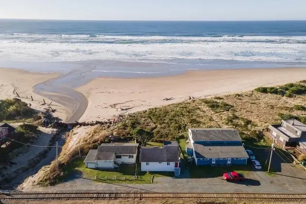 Ev, Birden Çok Yatak (Rockaway Beachhouse)
