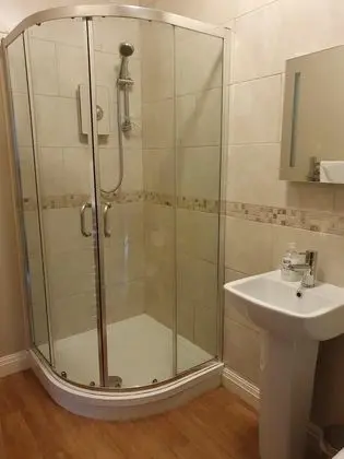 Tek Büyük veya İki Ayrı Yataklı Oda, Banyolu/Duşlu