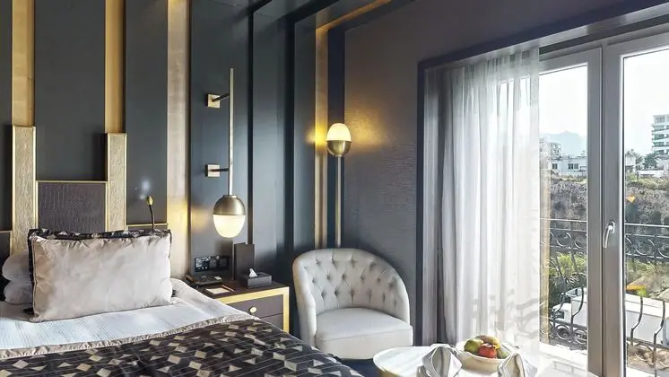 https://images.etstur.com/imgproxy/resize/2560x1440/files/images/hotelImages/etsrooms/166/Rocks_Hotel_20260216122001_0.jpg