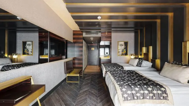 https://images.etstur.com/imgproxy/resize/2560x1440/files/images/hotelImages/etsrooms/166/Rocks_Hotel_20260216122001_1.jpg