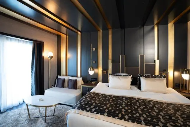 https://images.etstur.com/imgproxy/resize/2560x1440/files/images/hotelImages/etsrooms/166/Rocks_Hotel_20260216122508_0.jpg