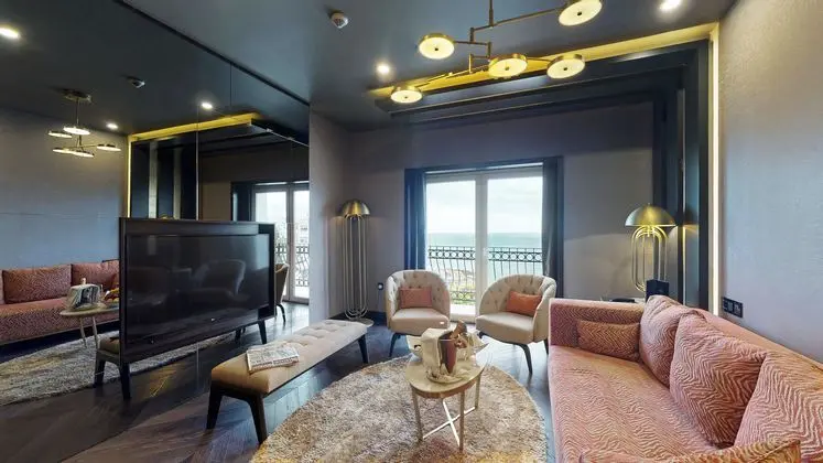 https://images.etstur.com/imgproxy/resize/2560x1440/files/images/hotelImages/etsrooms/166/Rocks_Hotel_20260216122818_0.jpg