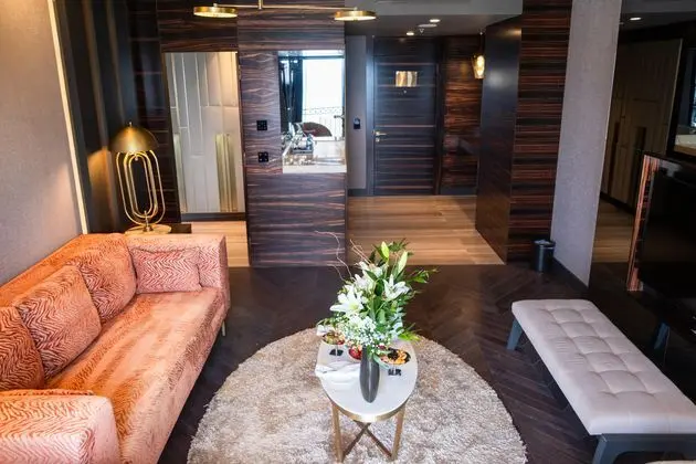 https://images.etstur.com/imgproxy/resize/2560x1440/files/images/hotelImages/etsrooms/166/Rocks_Hotel_20260216122852_0.jpg
