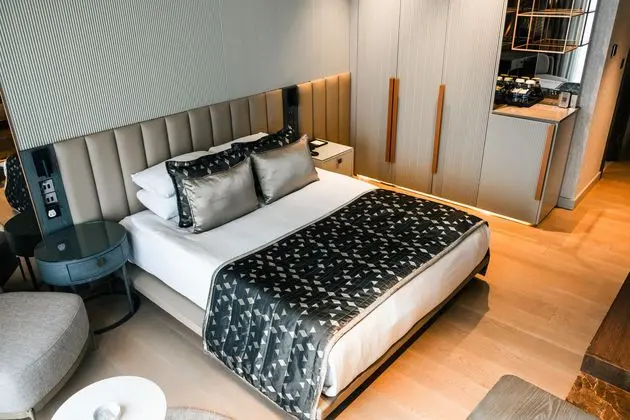 https://images.etstur.com/imgproxy/resize/2560x1440/files/images/hotelImages/etsrooms/166/Rocks_Hotel_20260216150756_1.jpg