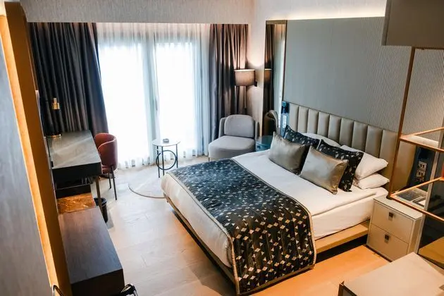 https://images.etstur.com/imgproxy/resize/2560x1440/files/images/hotelImages/etsrooms/166/Rocks_Hotel_20260216150757_2.jpeg
