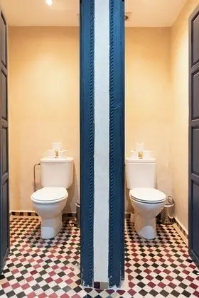 Bed in shared dorm of 8 mixed with private bathroom