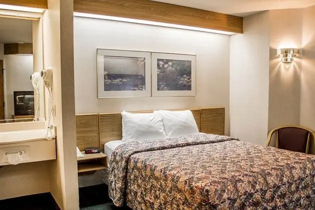 Oda, 1 Büyük (Queen) Boy Yatak, Engellilere Uygun, Sigara İçilmez