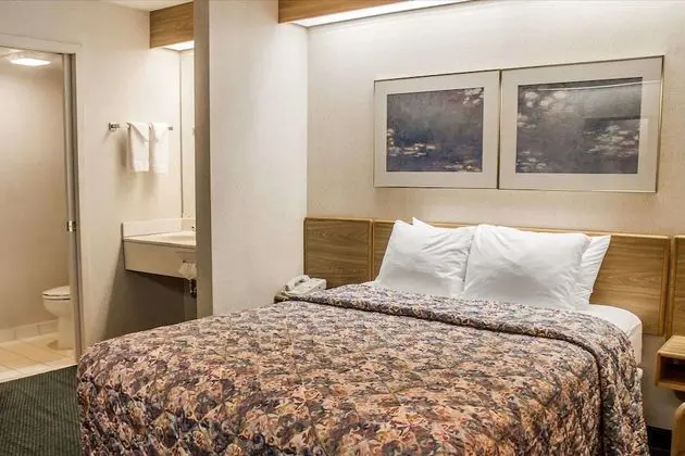 Oda, 1 Büyük (Queen) Boy Yatak, Engellilere Uygun, Sigara İçilmez