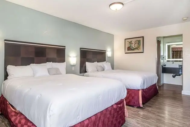 Oda, 2 Büyük (Queen) Boy Yatak, Sigara İçilmez, Küçük Mutfak