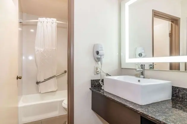 Oda, 2 Büyük (Queen) Boy Yatak, Sigara İçilmez, Küçük Mutfak