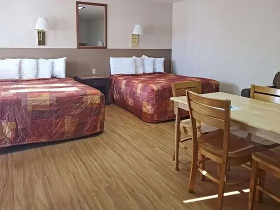 Oda, Birden Çok Yatak, Sigara İçilmez, Zemin Kat (Efficiency, 3 Queen Beds, No Pets)