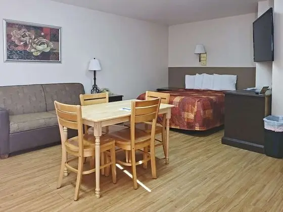 Oda, Birden Çok Yatak, Sigara İçilmez, Zemin Kat (Efficiency, 3 Queen Beds, No Pets)
