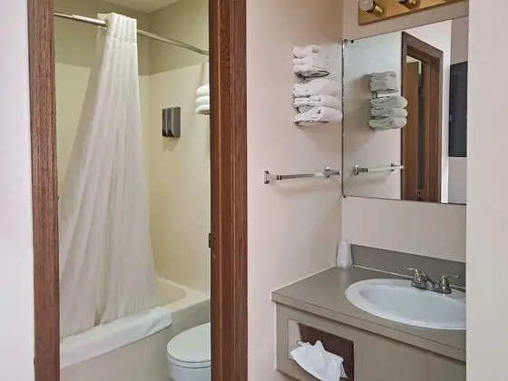 Oda, Birden Çok Yatak, Sigara İçilmez, Zemin Kat (Efficiency, 3 Queen Beds, No Pets)