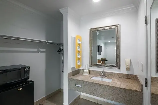 Standard Oda, 2 Büyük (Queen) Boy Yatak, Sigara İçilebilir, Buzdolabı ve Mikrodalga