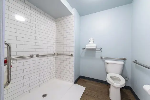 Oda, 2 Büyük (Queen) Boy Yatak, Engellilere Uygun, Sigara İçilmez (Pet Friendly, Bathtub)