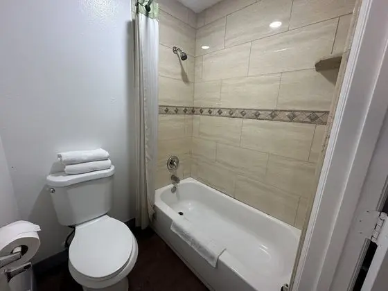 Basic Oda, 2 Büyük (Queen) Boy Yatak, Sigara İçilebilir