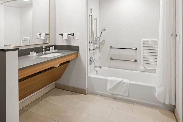 Oda, 1 En Büyük (King) Boy Yatak (Mobility/Hearing Accessible, Tub)