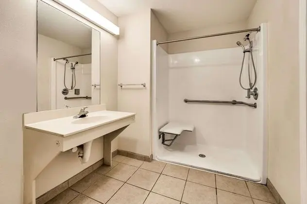 Oda, 1 En Büyük (King) Boy Yatak, Engellilere Uygun, Sigara İçilmez (Roll-In Shower)
