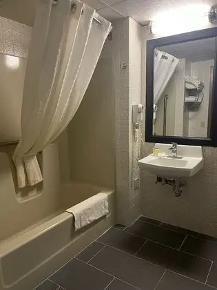 Oda, 2 Büyük (Queen) Boy Yatak, Engellilere Uygun, Sigara İçilmez (Tub with Grab Bars)