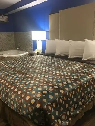 One King Bed Suite Non Smoking with 2Person Whirlpool