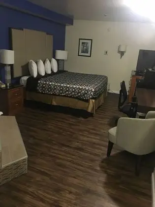 One King Bed Suite Non Smoking with 2Person Whirlpool
