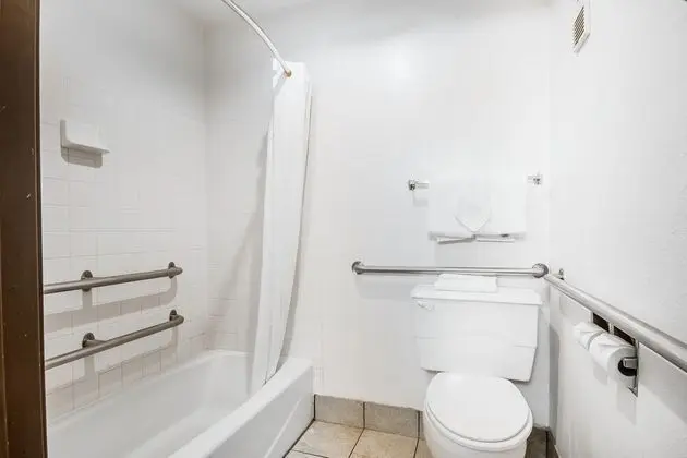 Oda, 2 Büyük (Queen) Boy Yatak, Engellilere Uygun, Sigara İçilmez (Accessible Tub)