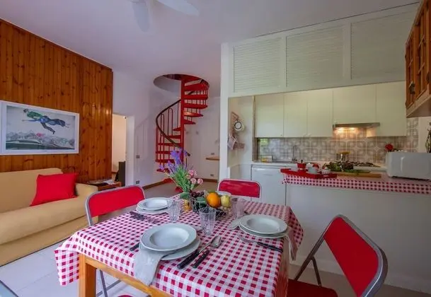 Family Apart Daire, Birden Çok Yatak, 2 Banyolu, Bahçeli (Rododendro Rosso)