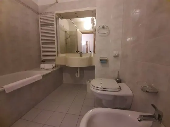 Üç Kişilik Oda
