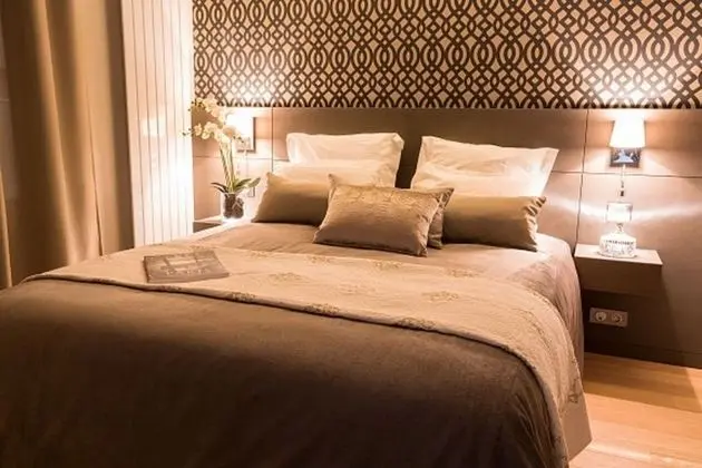 Deluxe Apart Daire, Ek Bina