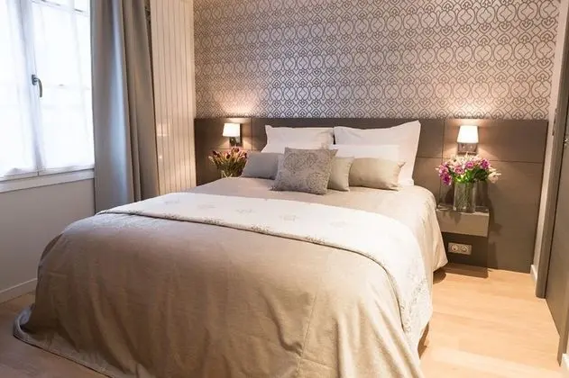 Deluxe Apart Daire, Ek Bina