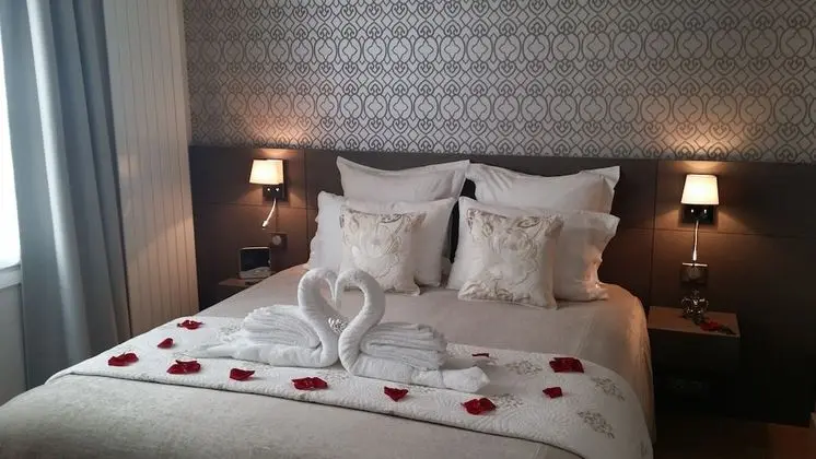 Deluxe Apart Daire, Ek Bina