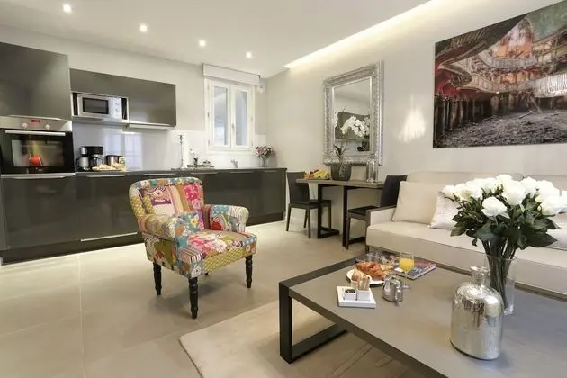 Deluxe Apart Daire, Ek Bina