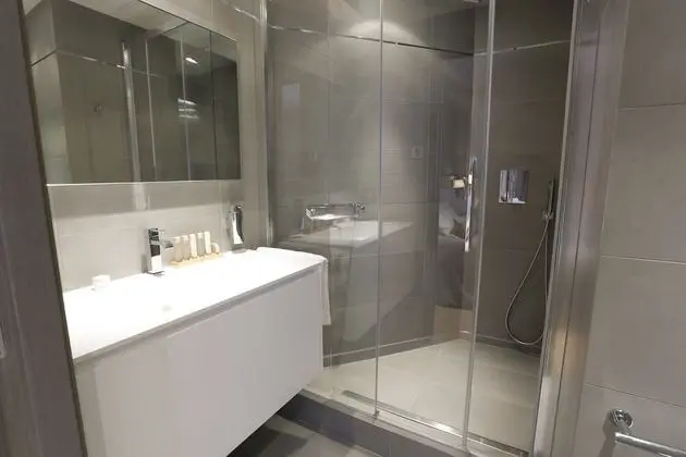 Deluxe Apart Daire, Ek Bina