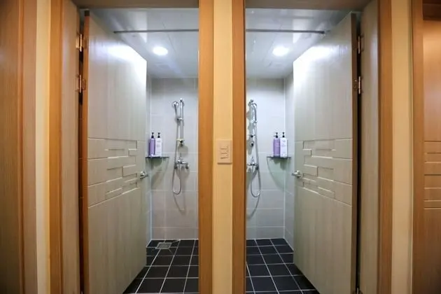 Dört Kişilik Oda, Ortak Banyo