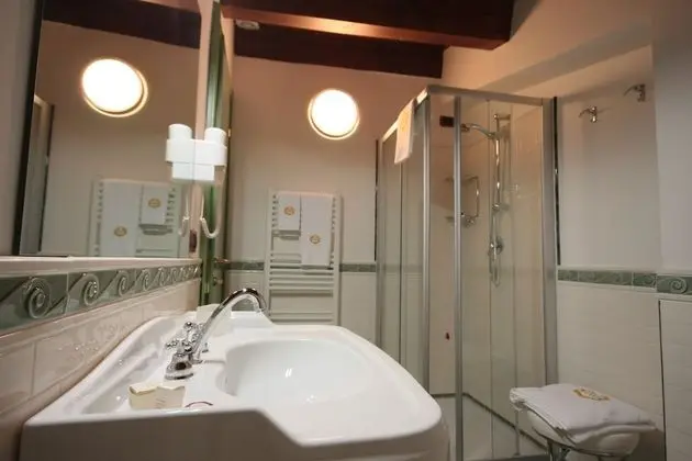 Büyük Yataklı Tek Kişilik Oda