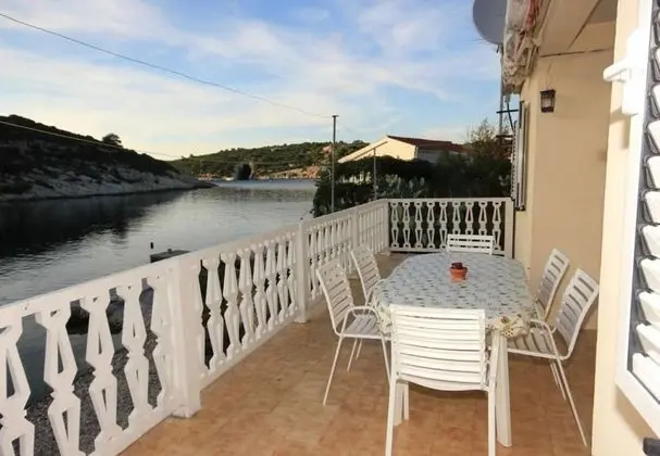 Apart Daire (Roki - 10 m from beach - A1(6+2) Veli)