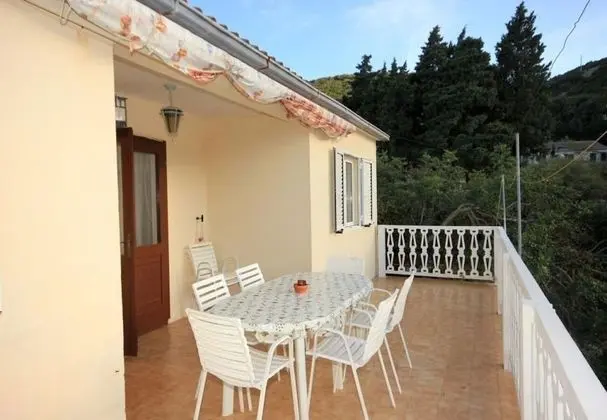Apart Daire (Roki - 10 m from beach - A1(6+2) Veli)