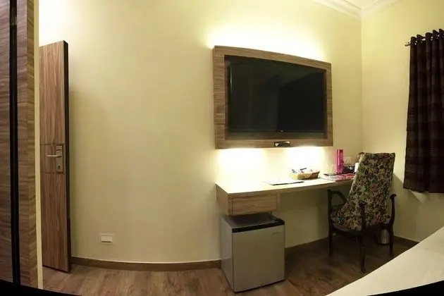 Emerald Suites (Separate Unit)