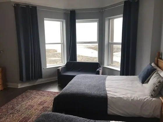 Üç Kişilik Oda, Deniz Manzaralı