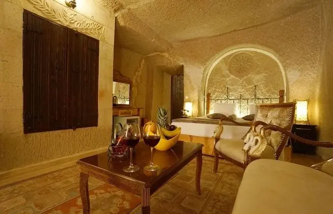 Deluxe Cave Suite