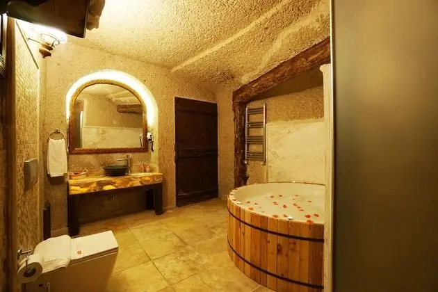Deluxe Cave Suite