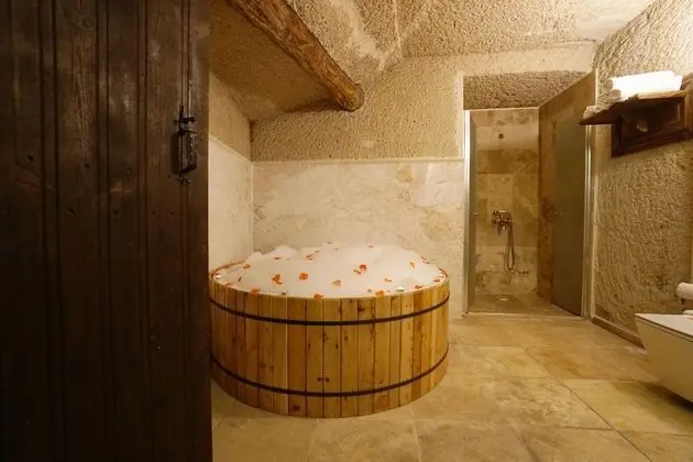 Deluxe Cave Suite