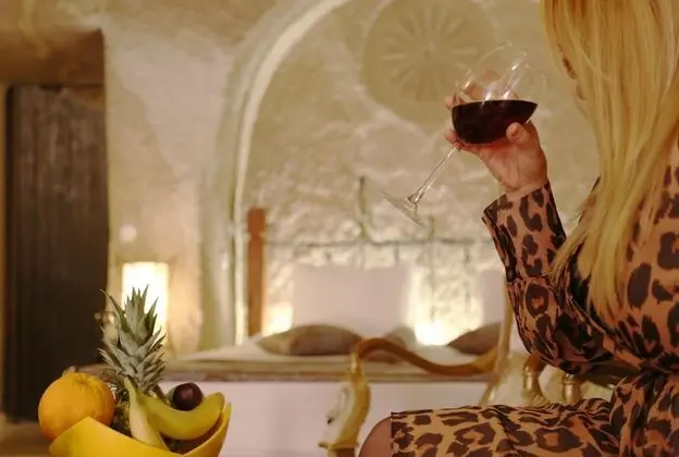 Deluxe Cave Suite