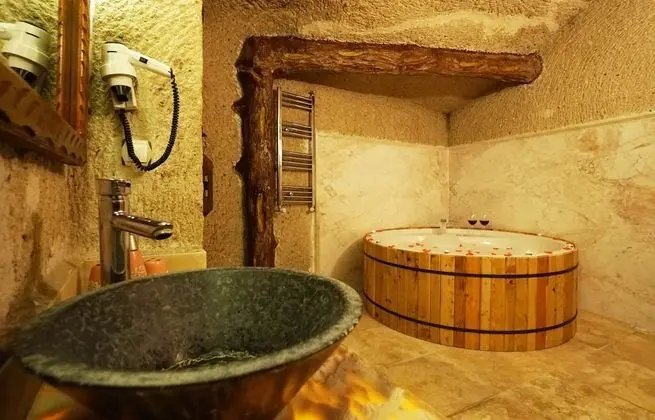 Deluxe Cave Suite