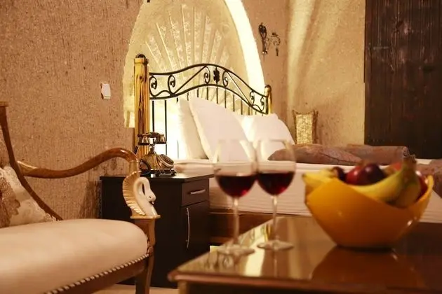 Deluxe Cave Suite