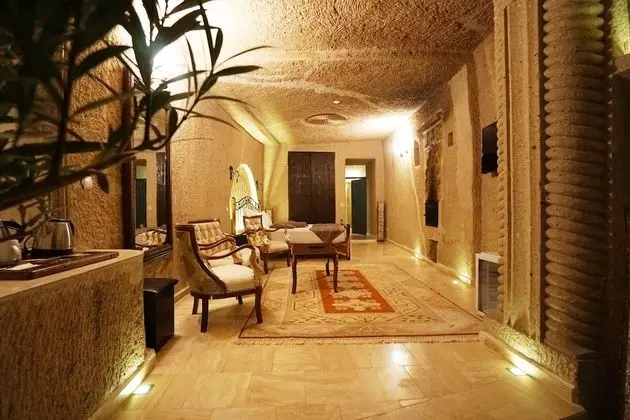 Deluxe Cave Suite