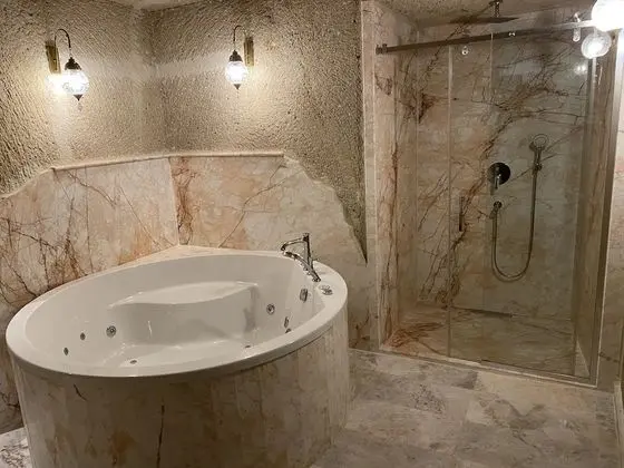 Deluxe Cave Suite