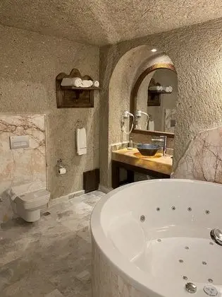 Deluxe Cave Suite