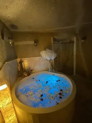 Deluxe Cave Suite