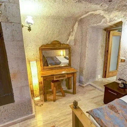 Deluxe Cave Suite